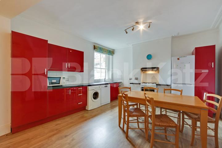 Spacious and bright apartment in the heart of Balham Elmfield Mansions - Elmfield Road , Balham 